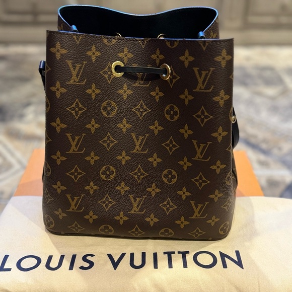 Louis Vuitton - Picture 2 of 6